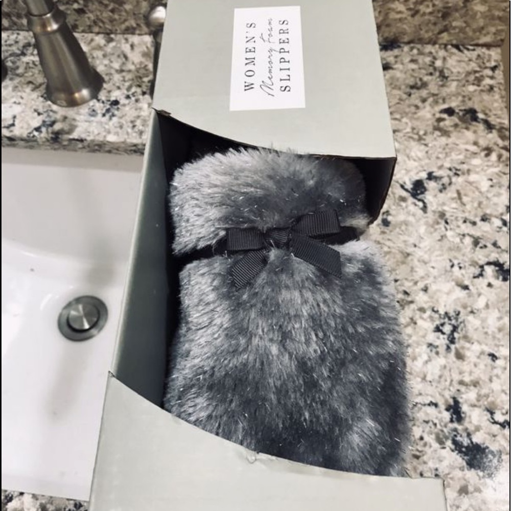 Women’s slippers Size L /XL (9/10)